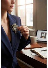 Resim Kristal Taş İşlemeli Yaprak Figürlü Broş Beyaz 