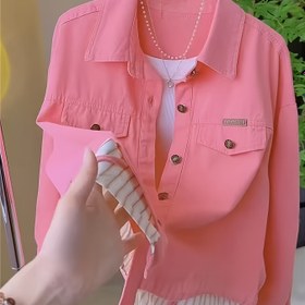 Resim Bahar 2025 için şık ve trend hafif kısa ceket, iki parçalı kıyafet gibi bir desene sahip moda yama tasarımı ile. Bu çok yönlü ve çekici polo yaka uzun kollu gömlek, bahar etkinlikleri için mükemmel ve herkesin üzerinde harika görünür. 