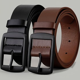 Resim Günlük giyim, rahat etkinlikler, partiler, tatiller, iş ve Sevgililer Günü için mükemmel olan, basit vintage bir tasarıma ve düz bir tokalı, şık bir erkek suni deri kemer. 