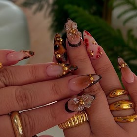 Resim 24 adet orta uzunluğunda badem şekilli sahte tırnak seti, Fransız klasik şık petekler, moda amber desenli lüks altın boncuklar, tüm kadınlar için uygun, günlük giyim kutusu jeli yapıştırıcı ve tırnak törpüsü içerir, giyim kolaydır. 