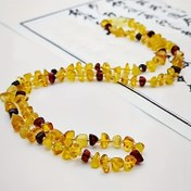 Resim Erkekler İçin Bohem Kolye - Doğal Kehribar Boncuklar Altın-Sarı ve Kahverengi-Siyah Detaylarla, Günlük ve Resmi Kullanım için Benzersiz Boncuk Uzunlukları - Doğum Günü/Yıldönümü Hediyesi - Yıl Boyu Şık Takı, Parlak Yüzeyli Boncuklar 