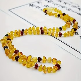 Resim Erkekler İçin Bohem Kolye - Doğal Kehribar Boncuklar Altın-Sarı ve Kahverengi-Siyah Detaylarla, Günlük ve Resmi Kullanım için Benzersiz Boncuk Uzunlukları - Doğum Günü/Yıldönümü Hediyesi - Yıl Boyu Şık Takı, Parlak Yüzeyli Boncuklar 