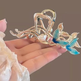 Resim Kadınlar için tek parça, inci detaylı, şık bir balık kuyruğu saç tokası - Minimalist köpekbalığı tokası, kadınlar için şık bir saç aksesuarı 