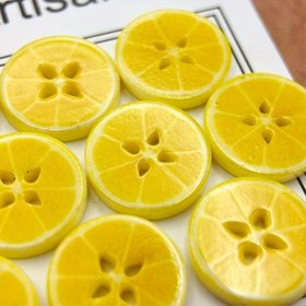 Resim 10 Adet Sevimli Limon Dilimi Buton, 15mm, İki Delik, Yuvarlak Şekilli Sevgi Dolu Tasarım Reçine Malzeme Örgü veya Kumaş Üzerinde DIY Giyinme Projeleri Çorap Kazak Cephe Gömlek Elbise Süslemesi iç ıtığa Uygundur 