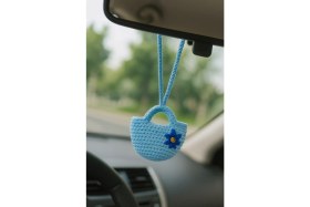 Resim Amigurumi Araba Dikiz Aynası Süsü & Anahtarlık & Çanta Askısı – % 100 El Örgüsü Mavi Çanta 