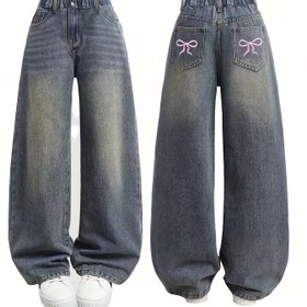 Resim Klasik koyu mavi tonunda, zengin ve katmanlı renkleriyle vintage çekiciliğe sahip kızlar için trend sokak tarzı kot pantolon. Ceplerdeki pembe kurdele nakışı ile şık bir dokunuş ekleyen bu bol kesim ve dar kalınlığıyla Y2K ve günlük stil elementlerini mükemmel şekilde harmanlayan pantolonlar, her türlü etkinlikte (günlük çıkışlar, alışveriş veya partiler) benzersiz bir moda sergileme imkanı sunar 