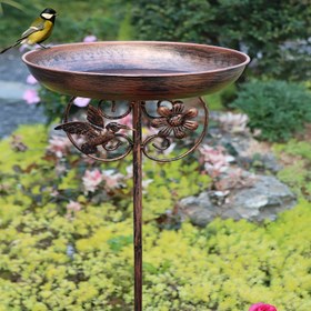 Resim Vintage Dökme Demir Kuş Banyosu Çeşmesi 5 Pençe Taban ile - Rustik Metal Kuş Besleyici ve Su Özelliği, Elektrik Gerektirmeyen Açık Hava Bahçe Dekoru için Kuşları Cazip Hale Getiriyor, Dekoratif Çiçek Tasarımı | El Yapımı Görünüm 