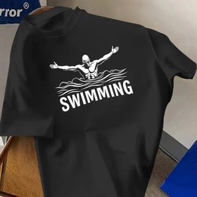 Resim Erkek Yüzme Grafik T-Shirt - Nefes Alabilir Kısa Kollu Crew Neck Casual Tee, Açık Hava Eğitimi ve Yaz Aktiviteleri için, Beyaz ile Siyah Yüzme Tasarımı, Yüzme Havuzu Giyimleri, Aktif Giyim, Spor Stili, Rahat Uygunluk, Fitness Tutkunları 