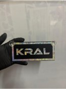 Resim Siyah Renk Üzeri Hologram Renk Kral Yazılı Vantuzlu Cam Süsü 