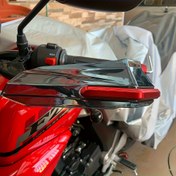Resim Motosiklet Gidon Kapağı Rüzgarlık El Koruyucuları, el kalkanları veya rüzgar deflektörleri olarak da bilinir, motosiklet gidonlarına monte edilen aksesuarlardır, sürücünün ellerini rüzgar, yağmur, soğuk ve sıçramalardan korumak için tasarlanmıştır. Motosiklet modifikasyon aksesuarları, evrensel gidon koruma rüzgarlık kapakları, Premium Karbon Fiber Motosiklet El Koruyucuları, Motosiklet El Kalkanları, Sürücü El Koruma, Motosiklet Rüzgar Koruma, Aerodinamik Tasarım 