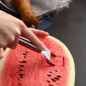 Resim 1 adet Paslanmaz Çelik Çok Fonksiyonlu Karpuz Kesici ve Çatal - Ergonomik Tutma Sapı ile Yaratıcı Meyve Kesme Aracı, Dayanıklı Mutfak ve Yemek Eşyaları, Kolay Karpuz Dilimlemesi için Temel, Karpuz Çatalı, Şık Metalik Kaplama, Kolay Temizlenebilir Malzeme 