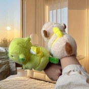 Resim Sevimli Kapibara Peluş Oyuncak Bileklik ve Muz Aksesuarı - Yeşil ve Haki Renkte Sevimli Peluş Bilezik, Benzersiz Tasarım ile Bilek Süsü 