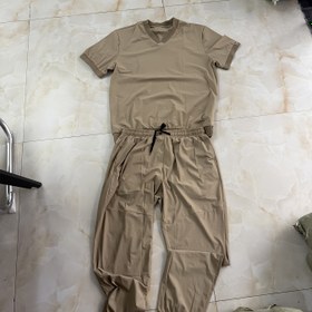 Resim Erkekler için Hafif Nefes Alabilen Yazlık Spor Giyim Seti - Siyah V Yaka T-Shirt ve Cep Detaylı Joggers, Eğitim ve Boş Zaman için Uygun, Rahat Kumaş, Basit Tasarım 