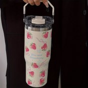 Resim Çilek Standı Serisi Yalıtımlı Termos - 33.44oz Paslanmaz Çelik Su Şişesi, Saplı & Samanlı, Sıcak ve Soğuk İçecekler için Çift Ağızlı, Seyahat, Spor Salonu, Dış Aktiviteler için Mükemmel - Tekrar Kullanılabilir, Sadece Elde Yıkama 