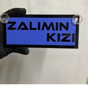 Resim Mavi Renk Üzeri Siyah Renk Zalımın Kızı Yazılı Vantuzlu Cam Süsü 