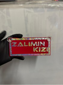 Resim HBSİ KIRMIZI RENK ÜZERİ HOLOGRAM RENK ZALIMIN KIZI YAZILI VANTUZLU CAM SÜSÜ 
