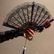 Resim 1 adet Zarif Vintage İspanyol Katlanabilir Püskül, Kırmızı Gül ve Siyah Sap, Partiler, Hediye ve Günlük Kullanım için Mükemmel, Hediye Püskül | Çiçekli Katlanabilir Püskül | Dekoratif Püskül 