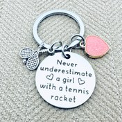 Resim 1 adet Tenis Anahtarlık Hediyesi Kadınlar için - "Bir Tenis Raketi ile asla bir kadının değerini yargılamayın" Motivasyon Sözü, Dayanıklı Metal Anahtarlık Tenis Topu ve Raketi Tasarımı ile, Tenis Sevginleri için İlham Verici Spor Aksesuarı, Kadın Sporcular için Doğum Günü Noel Mezuniyet Hediyesi, Tenis Aksesuarları, Eğlenceli Tasarım, Kaliteli El Sanatları 