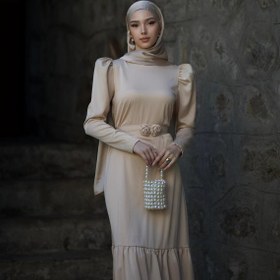 Resim BAHARYAMAÇLI Kadın Pera Bej Gül Detaylı Belden Kuşaklı Saten Tesettür Abiye Elbise 