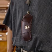 Resim Vintage Tarzı PU Deri Gözlük Kılıfı, Çıtçıtlı Kapama ve Askı İpliği Dahil - Taşınabilir Moda Gözlük ve Miyopi Gözlüğü Saklama Çantası, Erkekler ve Kadınlar için Bel Asma Gözlük Çantası 