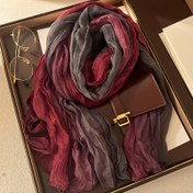 Resim Bu Eşarp Doğal Renk Geçişli ve Sanatsal Dokunuşa Sahip, Hafif ve Yumuşak Kumaştan Yapılmış, Zarif Kırışıklık Dokusuyla Derinlik ve Akıcı Şıklık Katıyor. Giysilerinizi Şık Bir Vurgu Olarak Kullanabilir, Çeşitli Durumlara Uygun Sıcak ve Sofistike Bir Atmosfer Ekler 