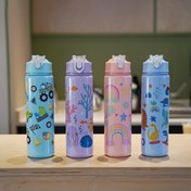 Resim 1 adet, 23oz sevimli çizgi film desenli plastik su şişesi, kapaklı ve ipi ile, taşınabilir, çeşitli stiller mevcut, açık hava sporları, bisiklet sürme, seyahat, dinlenme, buluşmalar, tatil hediyeleri için uygun 