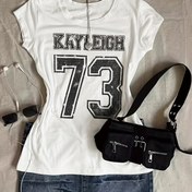 Resim KAYLEIGH Kadınlar İçin Slim Fit Günlük Tişört - Cesur '73' Numara ve Harf Baskılı, Esnek Yuvarlak Yaka Kısa Kollu Üst, Makinede Yıkanabilir Her Mevsim Giyilebilir, Spor Tarz, Şeffaf Olmayan Kumaş 