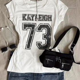 Resim KAYLEIGH Kadınlar İçin Slim Fit Günlük Tişört - Cesur '73' Numara ve Harf Baskılı, Esnek Yuvarlak Yaka Kısa Kollu Üst, Makinede Yıkanabilir Her Mevsim Giyilebilir, Spor Tarz, Şeffaf Olmayan Kumaş 