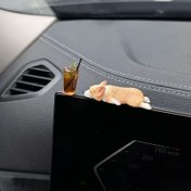 Resim 2 Adet Sevimli Corgi Köpek & İçecek Araba Dekoru - Gerçekçi Uyuyan Yavru Köpek Buzlu Kahve, Buz Çayı, Limonlu Çay Bardakları ile - Araçlar için Gösterge Paneli İç Aksesuarları, Kamyonetler, SUV'ler - Yaratıcı Gösterge Paneli Süslemeleri, Detaylı İşçilik, Yüksek Kaliteli Süslemeler, Hediye Alışverenler 