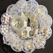 Resim Noel Temalı Akrilik Boncuk Seti Takı Yapımı İçin - 13 Bölmeli Çiçek Kutusu, Siyah ve Beyaz Boncuk Koleksiyonu, DIY Bileklik, Telefon Askısı Aksesuar Seti - Sentetik Taşlar, Kaplamasız, Takı Yapımı Parçaları ve Aksesuarları 