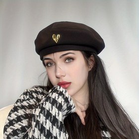 Resim Bu Şık ve Çok Yönlü Kadın Öğrenci Şapkası Üç Renkte Mevcuttur, Sonbahar ve Kış İçin Mükemmel. Yüzü Yönlendiren Boyacı Şapkası Tasarımıyla Her Gün Çıkışlar İçin İdealdir. 