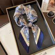 Resim Şık Mavi ve Altın Renkli Bel Çiçek Desenli Şal - Yumuşak, Nefes Alabilen Polyester, Günlük Kullanım ve Şenlik Günleri İçin Mükemmel, Çok Yönlü Boyun Şalı, Başlık, ve Saç Aksesuarı, Şenlik Aksesuarı | Çiçek Desenli Şal | Parlak Dokulu 