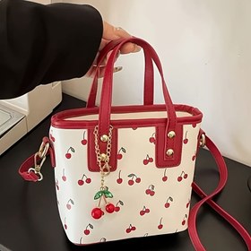 Resim Kadınlar için Kiraz Desenli El Çantası - Şık Beyaz Kova Çanta Kırmızı Detaylar, Altın Zincir ve Kolye Şarj, Alışveriş, İş ve Partiler için Mükemmel, İşçi El Çantası | Trendy Aksesuar | Altın Tonlu Donanım, Çanta 