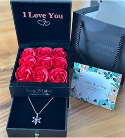 Resim Premium Kutuda Kolye Hediyeli Gül Takı Kutusu 