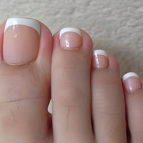 Resim 24 Adet Parlak Pembe ve Beyaz Fransız Tarzı Basınçlı Ayak Tırnakları - Kadınlar İçin Kısa Kare Yeniden Kullanılabilir Sahte Tırnaklar, Şık Çizgili Tasarım ile Rahat Kıyafetler için Şık Tırnak Sanatı, Tırnak Aksesuarları 