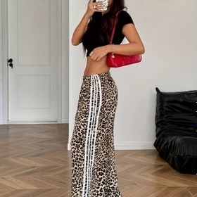 Resim Y2K Leopar Baskılı Geniş Paça Pantolon Yan Çizgili - Yetişkinler için Esnemez Makinede Yıkanabilir Pantolonlar, Her Mevsim Cesur Moda İfadesi, Şık Günlük Giyim, Yan Çizgi Aksanları, Pürüzsüz Kumaş, Trendy Kıyafet, Retro Tarz, Dayanıklı Malzeme, Sokak Giysisi Severler 