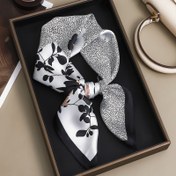 Resim 1 adet Şık Siyah ve Beyaz Çiçek Desenli Kare Eşarp - Şık Zincir Desenli Tasarım, Saç Bandı, Saç Aksesuarları ve Şık Kıyafetler için Mükemmel, Polyester Kumaş, Güneşe Dayanıklı, Elde Yıkanabilir, Şık Başlık | Çiçek Desenli Eşarp | Polyester Kumaş 