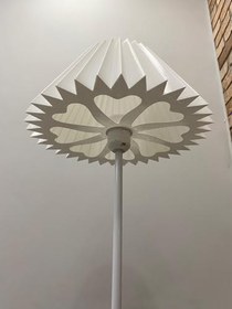 Resim Beyaz Pileli Başlıklı Metal Gövdeli Modern Lambader Kalp detay oturma odası salon aydınlatma 