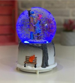 Resim Sokak Lambası Altında Elele Tutuşan Romantik Aşıkla Işıklı Müzikli Kar Küresi 