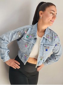 Resim RENGARENG Kadın Tasarım Denim Ceket Renkli Taş ve Zincir İşleme Detaylı Mavi Crop Kalıp Kot Mont 