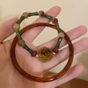 Resim Kadınlar için Bambu Boncuklu Kamelya Çiçeği Bileklik - Kırmızı & Altın Vurgulu Retro Akrilik Boncuk Takı, Orta Doğu Esintili Tasarım Günlük Kullanım ve Ramazan Kutlamaları İçin, Şık El Yapımı Hediye 