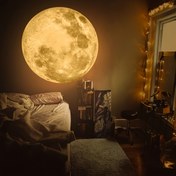 Resim LED Gezegen ve Ay Yansıtma Lambası, Ay, Dünya, Jüpiter, Andromeda, Yıldızlar ve Nebulalar projeksiyonlarıyla 3/6/10'lu setlerde mevcuttur. Bu LED Lamba Yatak Odası Tavanları, Fotoğraf Arka Planları için Dekoratif Işık olarak hizmet eder ve 360° dönebilir, çeşitli dekorasyonlar için idealdir. Sevgililer Günü Tavan Dekoru, Teklifler, Düğün Dekorasyonları ve Kamp, Cadılar Bayramı ve Noel Şenlikleri için uygundur. 