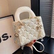Resim Kadınlar için şık beyaz kapitone çapraz vücut çantası, altın tonlu aksesuarlar, inci ve kurdele detayları, fermuar kapanış, polyester astarlı, moda omuz çantası 
