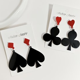 Resim Kadınlar için Vintage Poker Kraliçesi Akrilik Küpeler, Şık Kalp Maça Klübü Sallantılı Küpeler, Moda Oyun Kartları Aksesuarları 