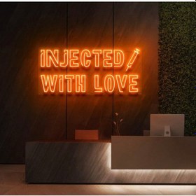 Resim Injected Wıth Love Yazılı Ve Şekilli Neon Tabela Turuncu 