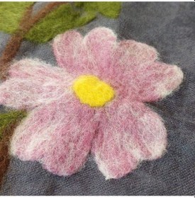 Resim Uretti - Özlem 9422 1150 El Yapımı Keçe İğne İşlemeli Pembe Çiçek Motifli Runner Masa Örtüsü - Gri Gri 