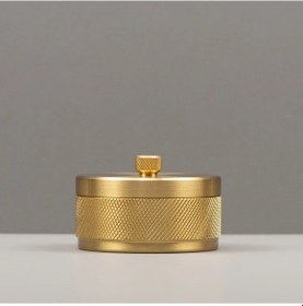 Resim Chuangyinshop Elegant Brass Pattern Ashtray 1pc With Lid Scandinavian Style Anti Fly Design For Home Office 