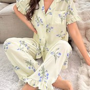Resim Kadın Çiçek Desenli Pijama Takımı - Zarif Kısa Kollu Üst ve Uzun Pantolon ile Kelebek Kenarı, Sarı ile Mavi ve Yeşil Çiçek Desenli, Bahar/Yaz için Mükemmel, Yetişkin Uyku Giyimi, Uyku Giyimi Takımı|Çiçek Desenli Pijamalar|Polietilen Kumaş 