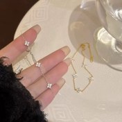 Resim Kadınlar İçin Fransız Çiçek Bilekliği - Zarif Dört Yapraklı Yonca Zinciri, KC Altın Kaplama Günlük ve Resmi Takı, Minimalist Şans Tılsımı Hediyesi (Doğum Günü, Yıl Dönümü, Sevgililer Günü) - Şık Çiçek Bilezik, Modern Fransız Tasarımı, Özel Günler İçin Aksesuar, Yüksek Kalite Kaplama, Moda Mücevher, Takı Tutkunları 