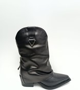 Resim ÇAĞLAR Bot Çizme Orijinal, hakiki dana derisinden üretilmiştir. İç kısmı yün ve deri kaplamalıdır. 